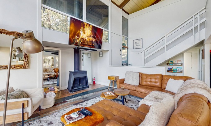 Twin Peaks Cabin | Chic, Pet Friendly House w/Gas Grill, AC & Back-Up Generator - Amazing View