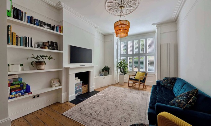 Highbury West Apartment | Chic Property With Backyard Near Emirates Stadium