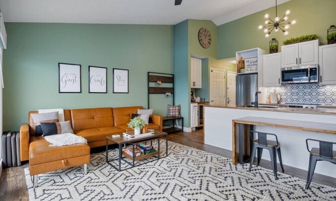 Lake Ozark Condo | Chic Retreat - Lakeside & Indoor Pool!