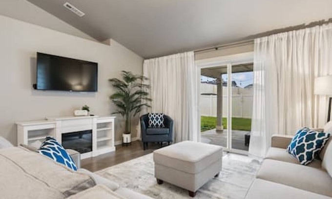 South Richland House | Chic Retreat in Prime Location