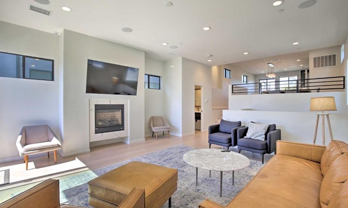 Crown Point House | Chic San Diego Abode Rooftop Balcony and Bay Views!