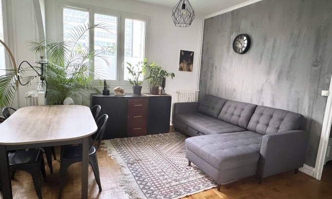 La Garenne-Colombes Apartment | Chic, spacious 3-bedroom apartment just a stone's throw from Paris