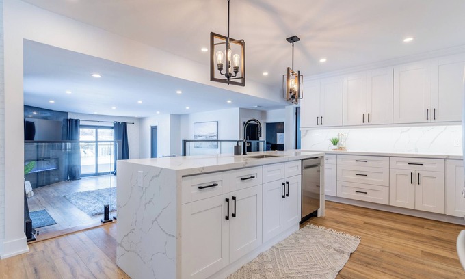 Oro-Medonte House | Chic & Spacious 6 BDR Bungalow W/Pool & Hot Tub