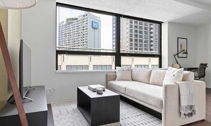Streeterville Apartment | Chic Streeterville Studio w/Pool & Gym, nr Navy Pier, by Blueground