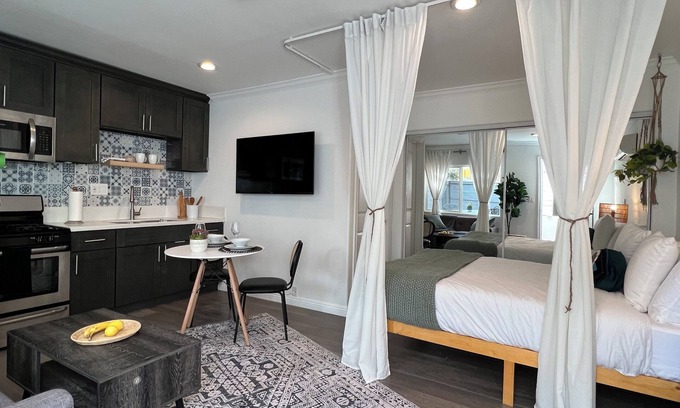 Mid-Wilshire House | Chic Studio + Outdoor Dinning in the Heart of LA