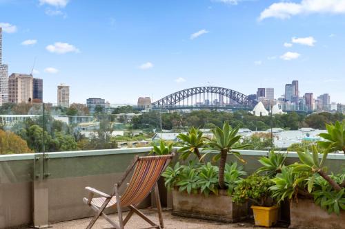 Potts Point Apartment | Chic Studio with Pool Overlooking the City