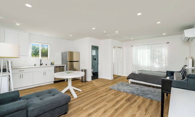 Miracle Mile Apartment | Chic studio with WiFi and AC in fabulous Los Angeles