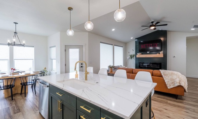 Kimberly House | Chic & Stylish/King bd/Fireplace
