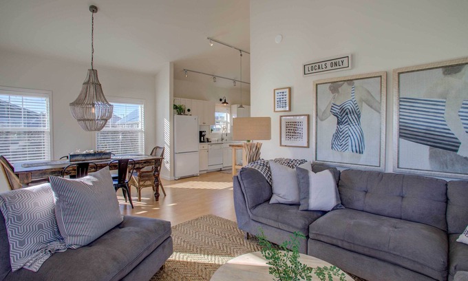 Pacific Beach Cottage | Chic 'Summer House Cottage' Walk to Ocean!