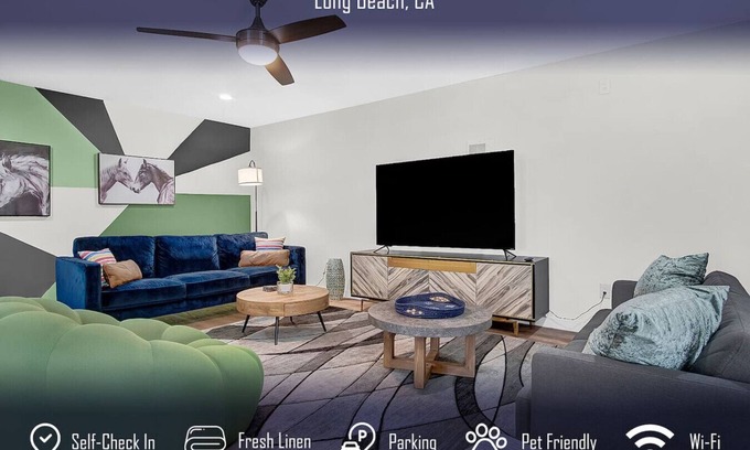 Circle Area House | Chic Townhome Private Pool Sleeps 8+