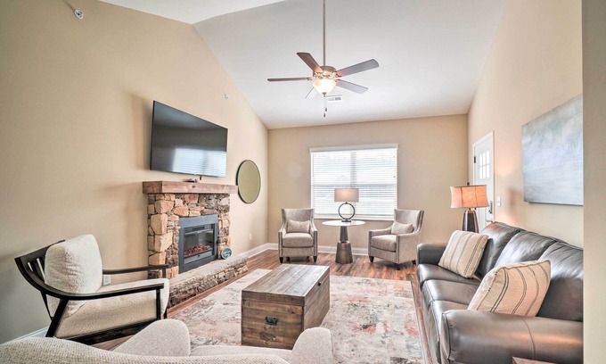 Townsend Condo | Chic Townsend Condo w/Saltwater Pool!