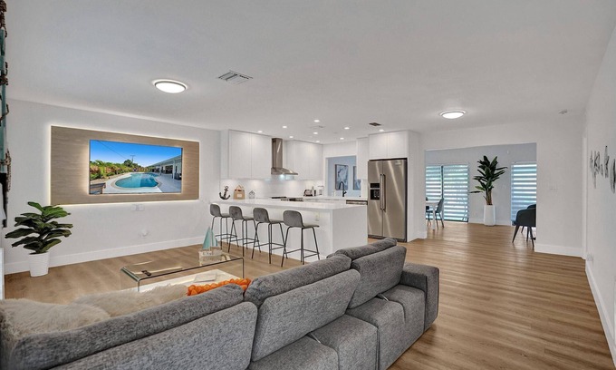 Plantation House | Chic + Upscale + Heated Pool 🏊‍♂️ Firepit, 15 min FLL, Beach, Downtown/Las Olas