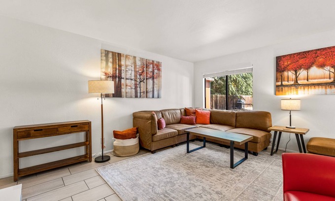 Flagstaff House | Chic Urban Retreat - Downtown & Parking - Sleeps 4