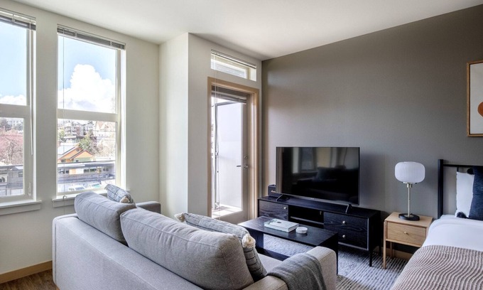 Wallingford Apartment | Chic Wallingford Studio w/Lounge & W/D, nr dining & bars, by Blueground
