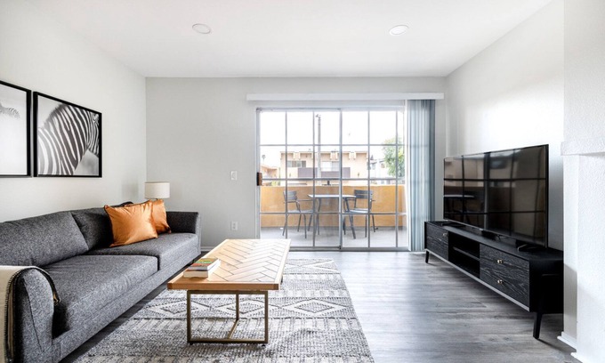 Beverly Grove Apartment | Chic West Hollywood 1 BR, near Santa Monica Shops, by Blueground (#LAX386)