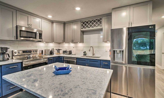 Grayland House | Chic Westport Getaway w/Hot Tub & Fireplace!