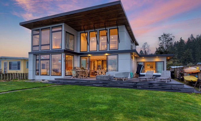 Coupeville House | Chic Whidbey Island Waterfront Home w/Hot Tub, Firepits + Views