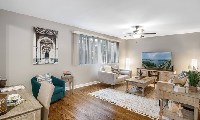 West Ridge Apartment | Chicago charm! Quiet and inviting !