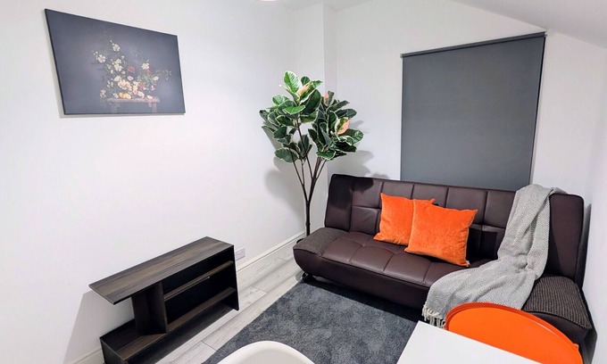 Wainscot Apartment | Chick Single En-suite with Garden and parking