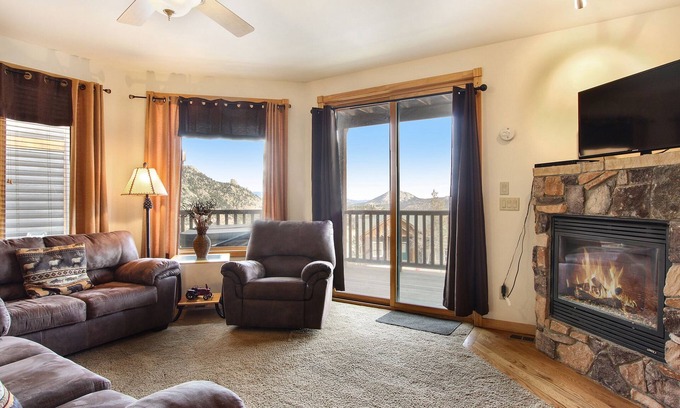 Estes Park Condo | Chiefs Head Peak 21B - 2 Br Condo with Private Hot Tub - Lake and Mountain Views
