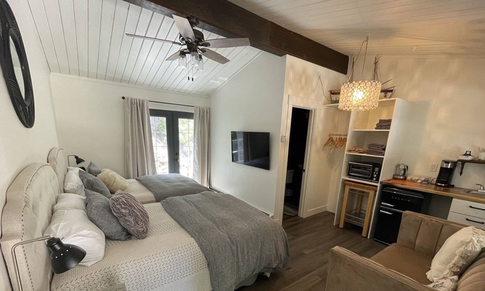 Allenspark Apartment | Chiefs Head Peak Lodge Annex Room @ Ferncliff Ranch & Resort