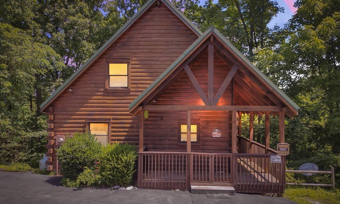 Caton Cabin | Chillin N Grillin - Cozy Pet-Friendly Cabin with Hot Tub & Mountain Views!