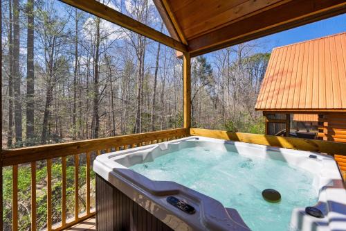 White Oak Lodge House | Chilln in the Smokies by AvantStay Hot Tub Foosball Pool Gym Tennis Access