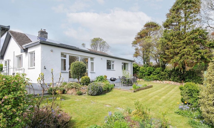 Rock Cottage | CHIMINGS, pet friendly, country holiday cottage in Rock