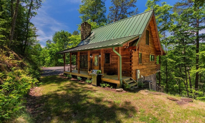 Bryson City Cabin | Chimney Rock 3 bedroom log cabin in next to GSMNP
