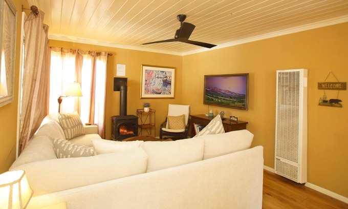 Big Bear Lake Cabin | Chipmunk House - Walk to Village & Village, Fire Pit, Deck