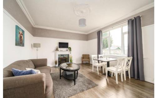 Bonnybridge House | christiemiller avenue Holiday Home