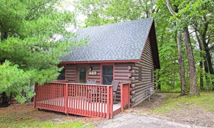 Wisconsin Dells Cabin | Christmas Mountain Village™ - 1 Bedroom Cabin w Loft