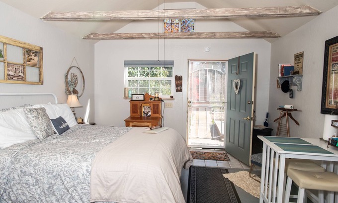 Placerville Cottage | CHUCKELLI FARM's COZY COTTAGE