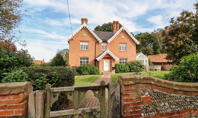 Dunwich Cottage | CHURCH FARM, DUNWICH, pet friendly, with open fire in Westleton
