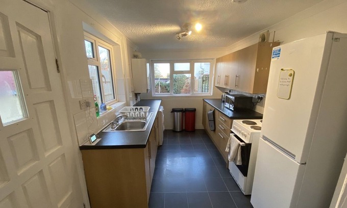 Wellingborough House | Church View 4 Bedroom, 4/5 Person Contractor House