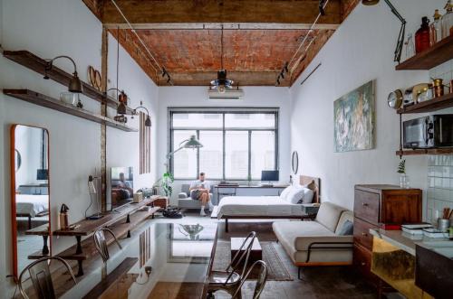 District 5 Apartment | CHUYEN levanlinh20 Colonial French-era flat, central Saigon