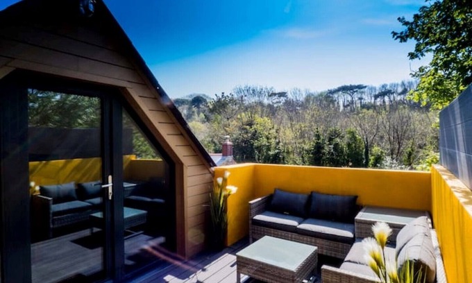 St. Agnes Cabin | Chy Glynn. Luxury lodge with hot tub and views.