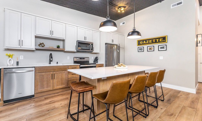 Galena Apartment | Cider Sips & Cozy Nights @ Gazette Suites on Commerce St! Dedicated Parking!