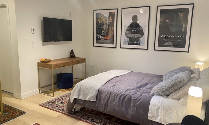 Lower Lonsdale Apartment | Cinema Suite with cozy bed, close to mountains, ocean and Vancouver