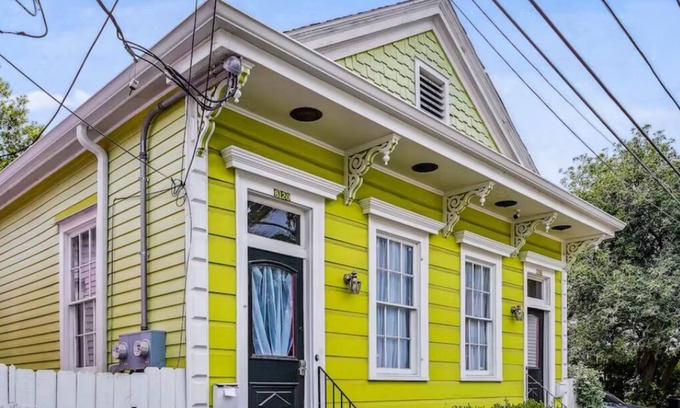 East Carrollton Apartment | Citrine Dream King bed Near Carrolton Street Car