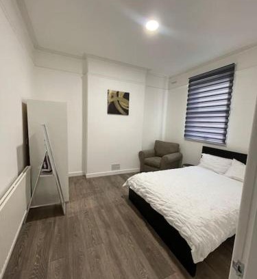 Broad Green Apartment | Citrine - Executive London Garden Flat