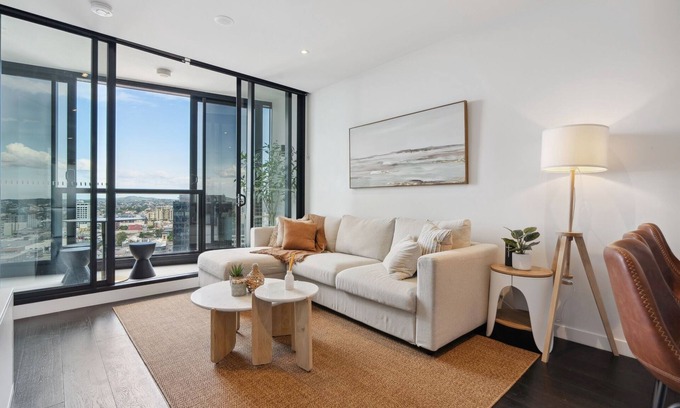 Spring Hill Apartment | City Base with Pool Balcony Gym & Fast WiFi
