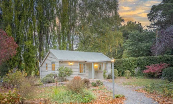 Christchurch Villa | City Break Cottage for couples 27 mins CHC Airport