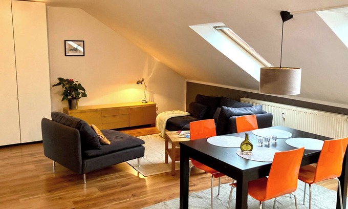 Sanderau Apartment | City-Center Apartment with Loggia and Parking