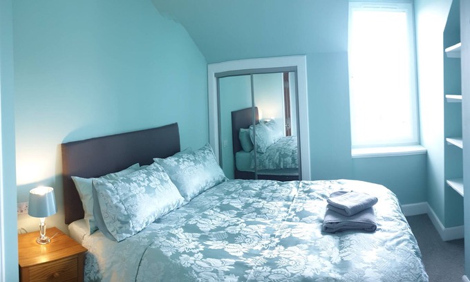 Inverness City Centre Apartment | City Centre. 2 double bedrooms. Free parking.