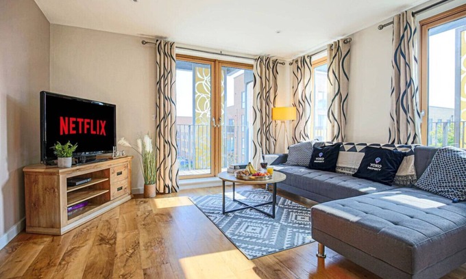 Milton Keynes Apartment | City Centre Apartment Wrap-Around Balcony Secure Parking SkyTV WiFi