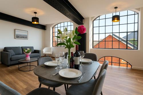 RopeWalks Apartment | City Centre Balcony Apartment for 6 - Steps to Dining, Bars & Train