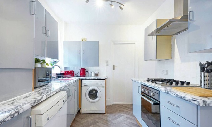 Northampton House | City Centre House - Parking, Fast Wi-Fi & SmartTVs