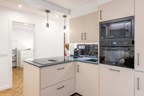 La Victoria Apartment | City Charm - Stylish 3BD in Malaga Centro
