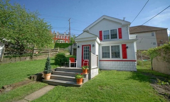 Pittsburgh House | City Cottage with Yard Sleeps 8